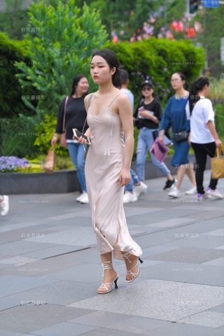 街拍吊带长裙性感美女