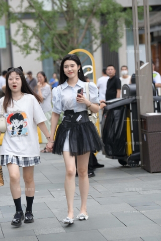 街拍黑色短裙美腿美女