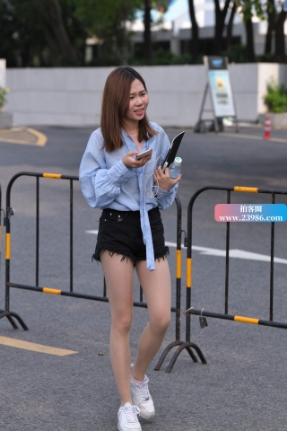 开朗小姐姐那抽了丝的丝袜。