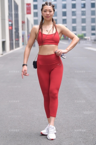 搭讪紧身健身美臀教练