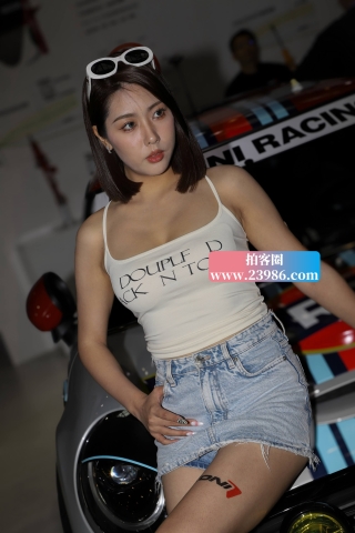 白色背带露脐装 牛仔短裙