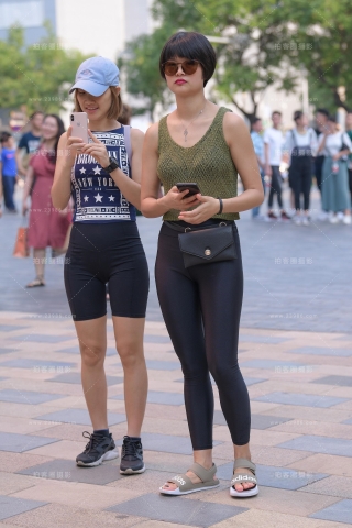 【街拍之魂赛帖】性感紧身黑裤辣妈