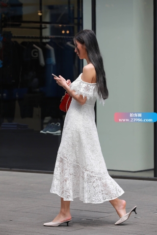 街拍露肩长裙气质美女