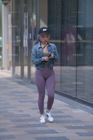 街拍紫色紧身裤妹子