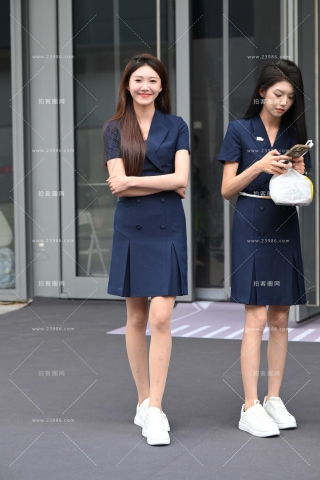 在场外的高挑丝腿小姐姐