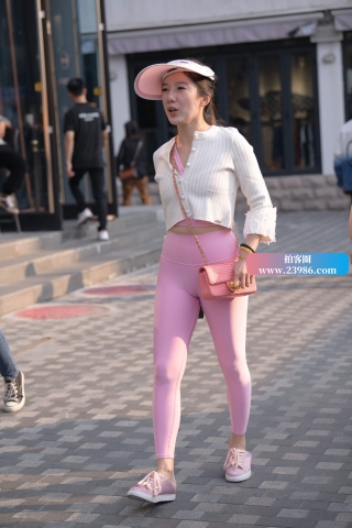 街拍紧身粉色瑜伽裤s妇