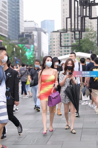 街拍性感包臀裙女子