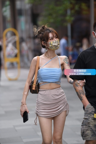 街拍纹身美女好身材