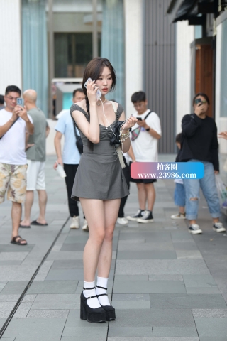 街拍灰色短裙美腿靓妹
