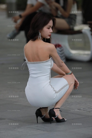 白色包臀裙美女