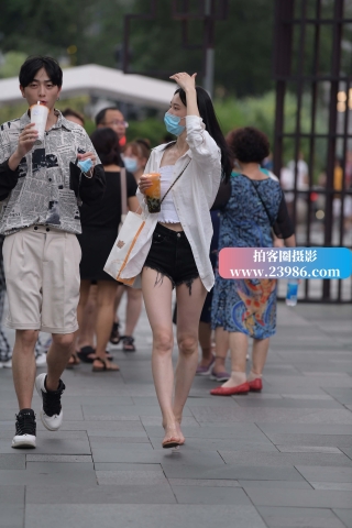 喜欢夏天，因为有大长腿~