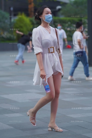 街拍白裙丝腿美眉