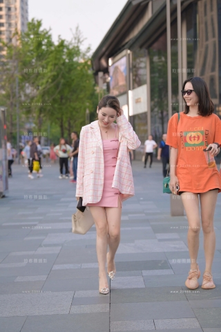 街拍粉色裙美腿凉高跟美女