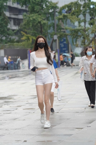 街拍白热牛小姐姐