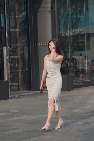 街拍吊带裙小姐姐