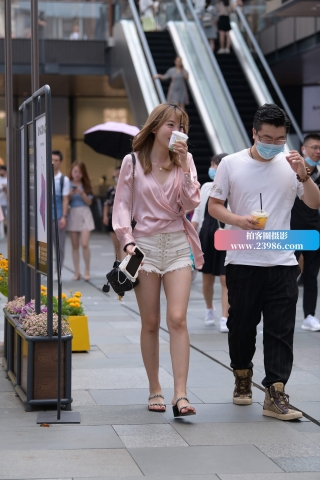 街拍粉色衣服美女