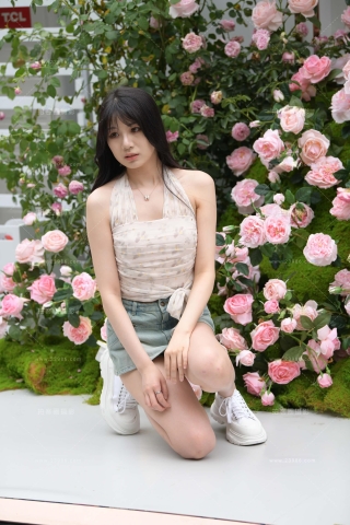 拍照打卡的热裤小姐姐