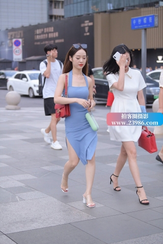 街拍蓝裙时尚美女