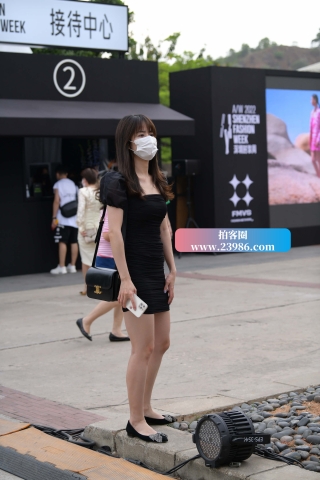 抓拍黑色短裙美腿小姐姐