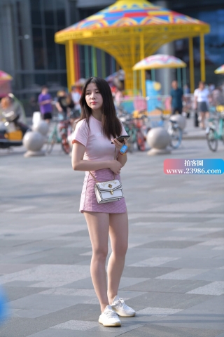 画风甜美的短裙小姐姐