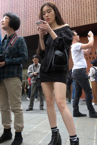 4k-黑色包臀短裙街拍美腿气质美女 [708 MB]（视频版）