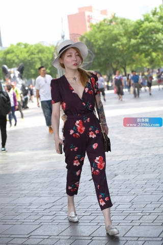 气质时尚美姐，抽烟样子很酷