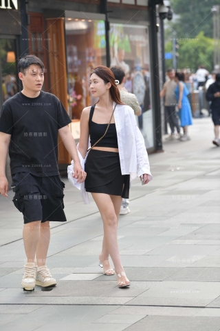 街拍气质美腿美女