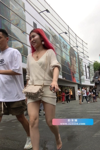 4K - 性感米色短裙V领街拍高跟美女 [1.39 GB/MP4]（视频版）