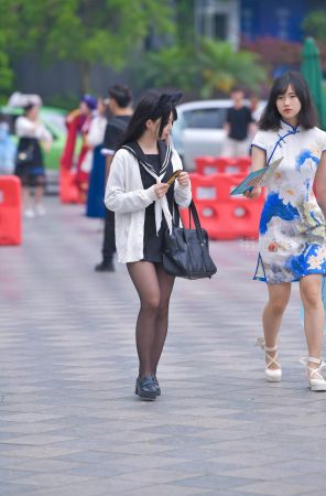 街拍青春可爱黑丝美少女