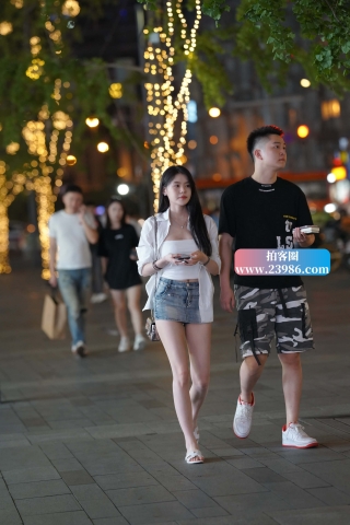 夜拍别人家的牛仔短裙女友