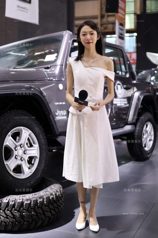 白裙礼仪主持美女