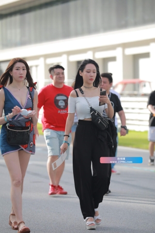 花裙子美女姐姐