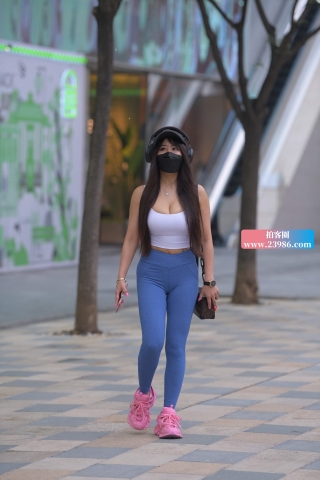 带着耳机的女孩