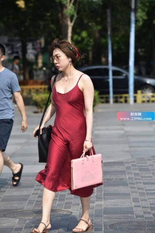 街拍酒红色吊带裙时尚靓女
