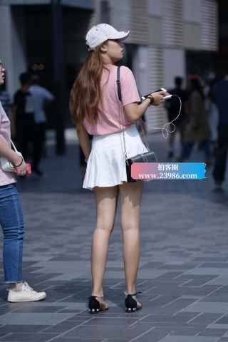 街拍粉色T恤鸭舌帽小姐姐