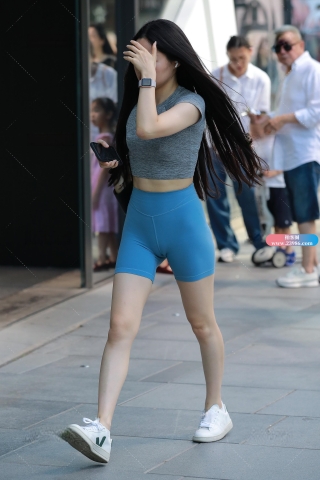 蓝色紧身短裤美女