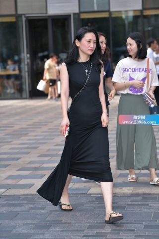 街拍好身材裹身长裙美女
