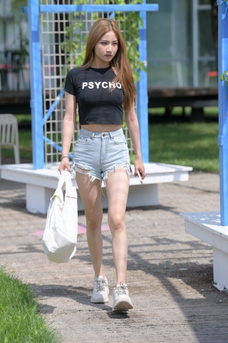 蓝色牛仔热裤女孩【原图+视频】