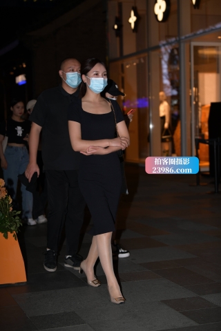 夜拍黑色裙贵妇