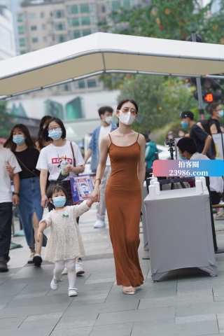 街拍长裙美女辣妈