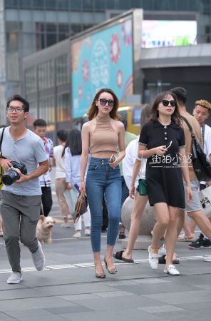 墨镜紧牛小姐姐~