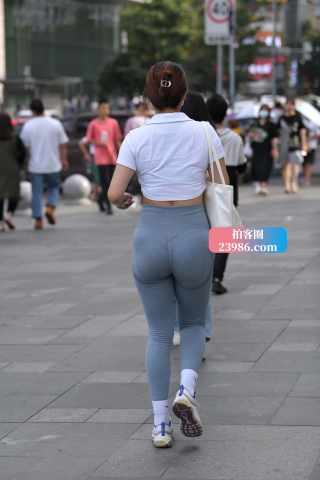 ★紧身瑜伽裤美女身材给力★