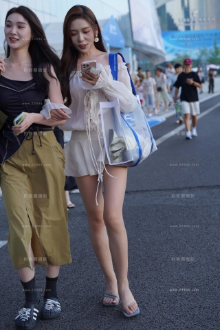 蓝色凉鞋大长腿美女