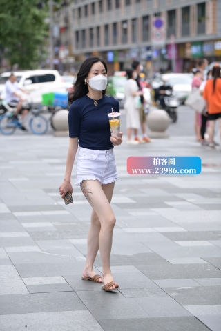 夏日抓拍干净清爽的白热裤女生