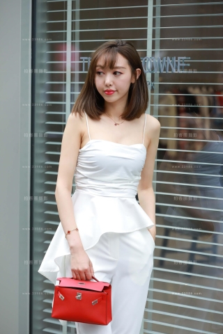 搭讪街拍白衣白裤小姐姐