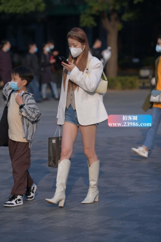 热裤长腿长靴美眉