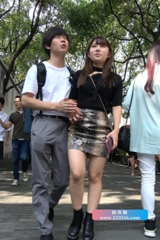 4K - 街拍蟒蛇纹短裙美眉 [1.79 GB/MP4]（视频版）