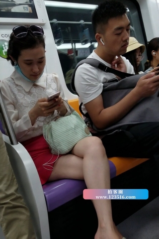 4K - 玩手机的美腿mm [496 MB/MP4]（视频版）