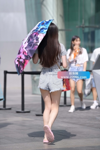 街拍粉色拖鞋，披肩长发小姐姐