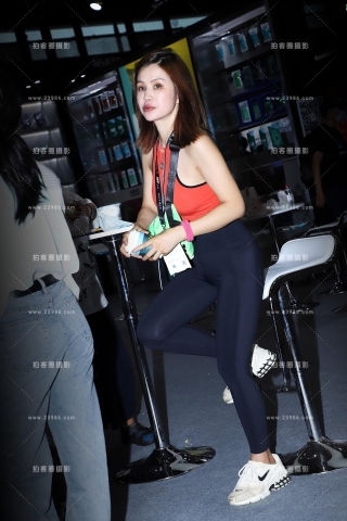 橘色运动小背心黑色紧身裤